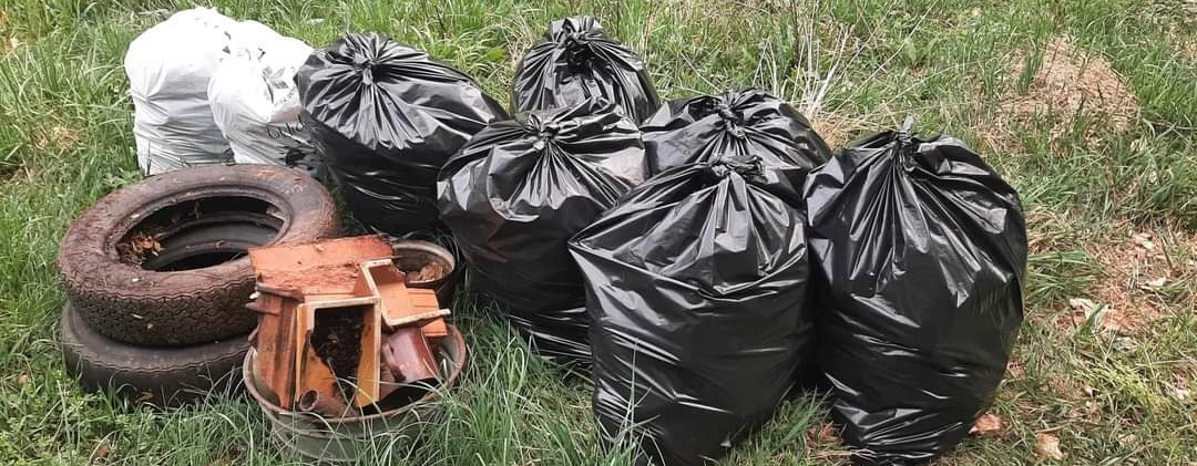 Horolezci uklízeli starý odpad v obci Lažánky u Blanska