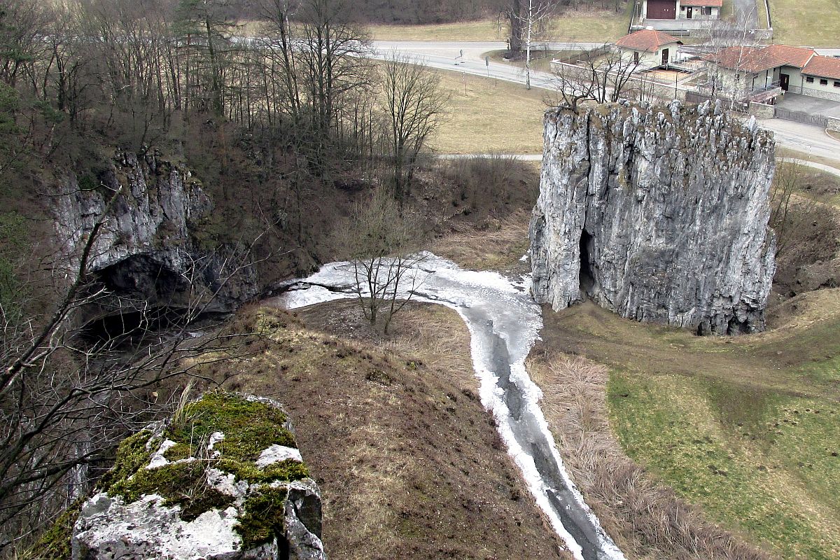 kalní útvar Hřebenáč u vstupu do veřejnosti přístupných Sloupsko-šošůvských jeskyní, Dominik Franc